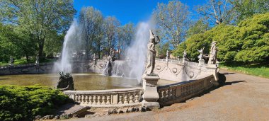 Torino 'nun Valentino Parkı kaleleri, Po nehri manzarası, ortaçağ köyü, heykelleri ve günbatımları ile ünlü..