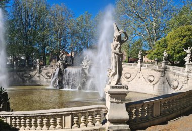 Torino 'nun Valentino Parkı kaleleri, Po nehri manzarası, ortaçağ köyü, heykelleri ve günbatımları ile ünlü..