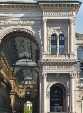 Galleria Vittorio Emanuele II, Milano 'nun Piazza Duomo' yu Piazza della Scala 'ya bağlayan ünlü alışveriş salonu. Cam kubbesi, portakalları ve prestijli dükkanlarıyla ünlüdür..