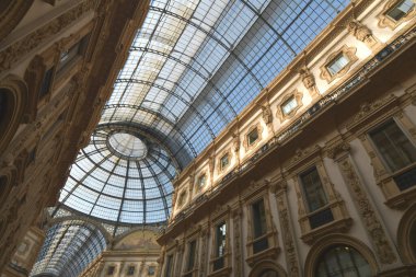 Galleria Vittorio Emanuele II, Milano 'nun Piazza Duomo' yu Piazza della Scala 'ya bağlayan ünlü alışveriş salonu. Cam kubbesi, portakalları ve prestijli dükkanlarıyla ünlüdür..