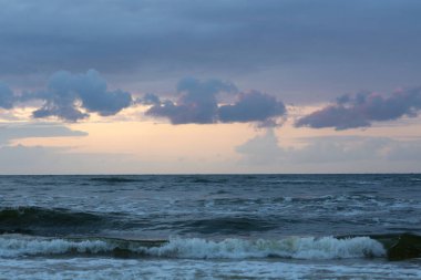 Gün batımından sonra akşam deniz soğuk mavi tonlar ve ufukta bulutlu gökyüzü