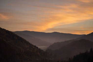 Sisin içinde vadisi olan dağlar zinciri.