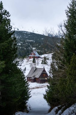 Kışın ortasında Dağ Yerleşkesi