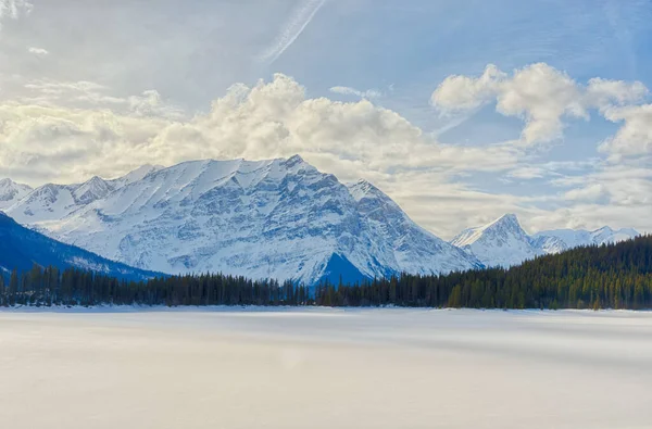 Kış manzarası Yukarı Kananaskis Gölü 'nü kaplıyor Lyautey Dağı' na doğru, Alberta Kanada