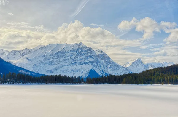 Paisaje Invierno Mirando Través Nieve Cubierto Superior Kananaskis Lago Hacia Fotos De Stock Sin Royalties Gratis