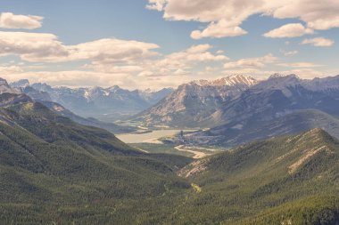 Kanada, Alberta 'daki Yates Dağı' nın tepesinden Rocky Dağları 'ndaki bir vadiye bakın. Mavi bulutlu gökyüzü.