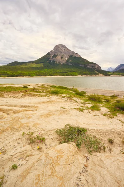 以光秃山为背景 干土为前景的屏障湖景观 加拿大艾伯塔省卡纳纳斯基斯的阴天 — 图库照片