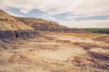 Alberta 'nın çorak topraklarının bulutlu manzarası