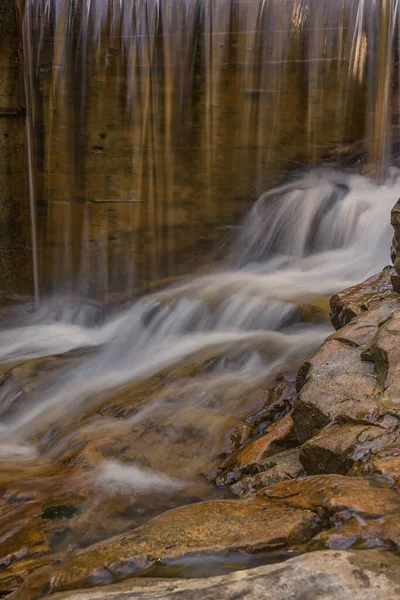 Små Vattenfall Vid Vattenmätningsstation Kolibri Plym Utsiktsvandring Kananaskis Alberta Kanada — Stockfoto