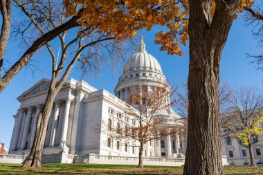 Sonbaharda Wisconsin eyalet meclis binasında sabah ışığı. Madison, Wisconsin, ABD.
