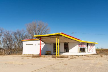 Albion, Illinois, ABD - 7 Kasım 2022 - Kırsal havai fişek standı ve öğleden sonra aydınlığında terk edilmiş eski benzin istasyonu binası.