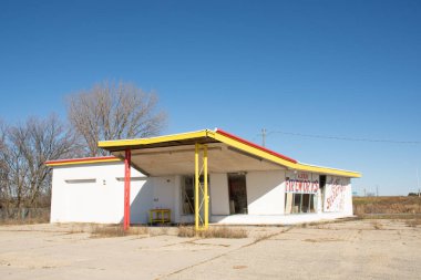 Albion, Illinois, ABD - 7 Kasım 2022 - Kırsal havai fişek standı ve öğleden sonra aydınlığında terk edilmiş eski benzin istasyonu binası.