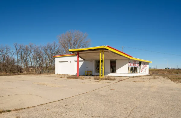 米国イリノイ州アルビオン 2022年11月7日 午後の光の中で農村部の花火スタンドとおいしい古いガソリンスタンドの建物を放棄 — ストック写真