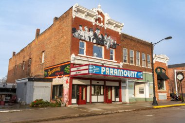 Wyoming, Illinois, ABD - 2 Ocak 2023 - Eski Paramount sinema tabelası ve sabah ışığında bina.