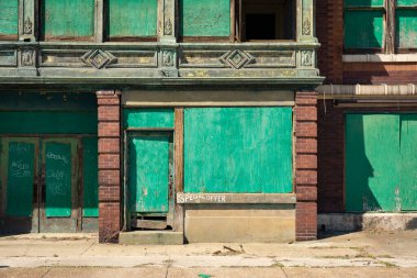 Eski terk edilmiş bir otel binası. Günümüz hayalet kasabasında pencereleri kapalıymış. Kahire, Illinois. ABD.