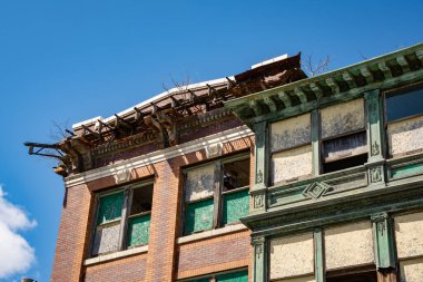 Eski terk edilmiş bir otel binası. Günümüz hayalet kasabasında pencereleri kapalıymış. Kahire, Illinois. ABD.