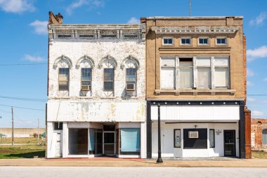Terk edilmiş bir kasabada terk edilmiş bir dükkan binası. Kahire, Illinois, ABD.