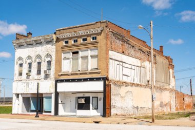 Terk edilmiş bir kasabada terk edilmiş bir dükkan binası. Kahire, Illinois, ABD.
