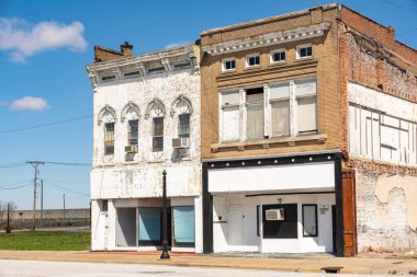 Terk edilmiş bir kasabada terk edilmiş bir dükkan binası. Kahire, Illinois, ABD.