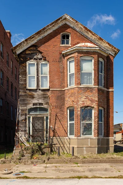 Gamla Övergivna Övergivna Hus Med Saknade Tegelstenar Kairo Illinois Förenta — Stockfoto