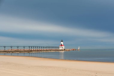 Michigan Şehir Deniz Feneri ve plajı. Fırtına bulutları yaklaşıyor. Michigan City, Indiana, ABD.