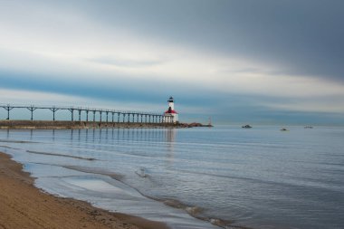 Michigan Şehir Deniz Feneri ve plajı. Fırtına bulutları yaklaşıyor. Michigan City, Indiana, ABD.