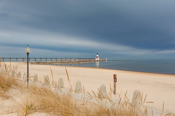 密歇根市灯塔和海滩 风暴云逼近 美国印第安纳州密歇根市 — 图库照片