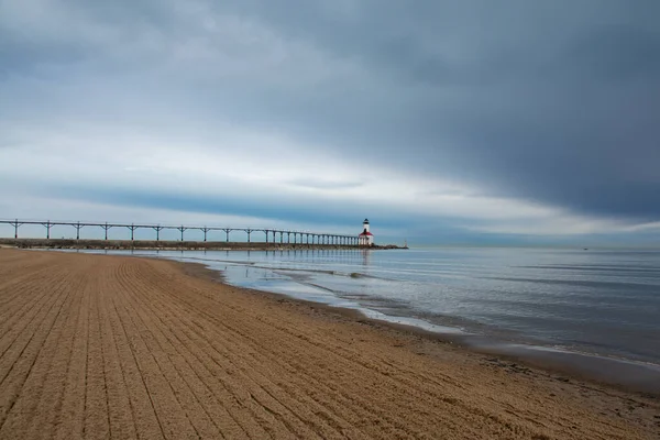 密歇根市灯塔和海滩 风暴云逼近 美国印第安纳州密歇根市 — 图库照片