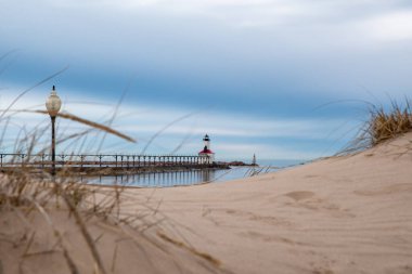 Michigan Şehir Deniz Feneri ve plajı. Fırtına bulutları yaklaşıyor. Michigan City, Indiana, ABD.
