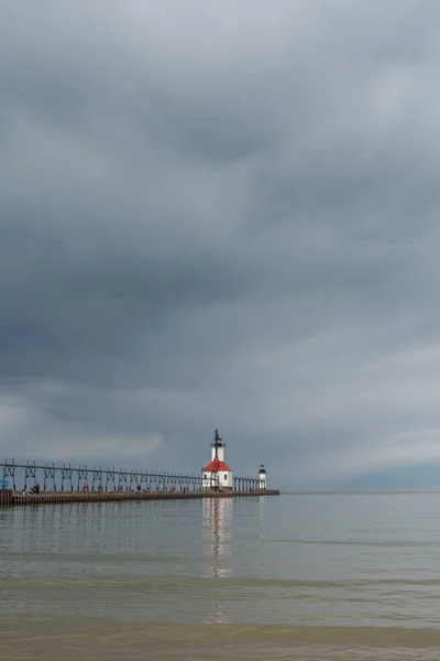 风暴云逼近圣约瑟夫灯塔和海滩 美国密歇根州圣约瑟夫 — 图库照片