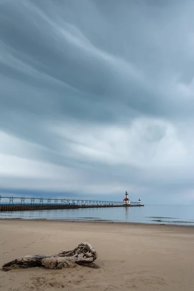 风暴云逼近圣约瑟夫灯塔和海滩 美国密歇根州圣约瑟夫 — 图库照片