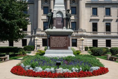 Güneşli bir yaz sabahında DeKalb Adliyesi 'nde. Sycamore, Illinois, ABD.