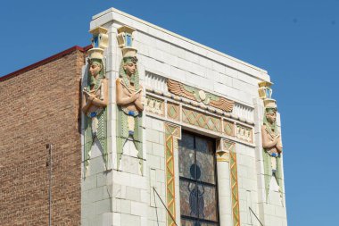 Güneşli bir yaz gününde Mısır tiyatrosunun dış mimarisi. DeKalb, Illinois, ABD.