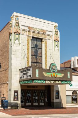 Güneşli bir yaz gününde Mısır tiyatrosunun dış mimarisi. DeKalb, Illinois, ABD.