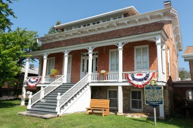 DeKalb, Illinois, ABD - 15 Ağustos 2023 - Glidden Evi ve Çiftliği. Dikenli tellerin ilk gelişim merkezi