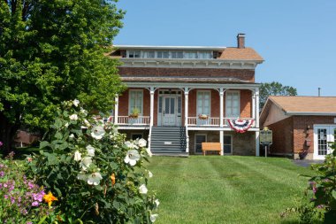 DeKalb, Illinois, ABD - 15 Ağustos 2023 - Glidden Evi ve Çiftliği. Dikenli tellerin ilk gelişim merkezi