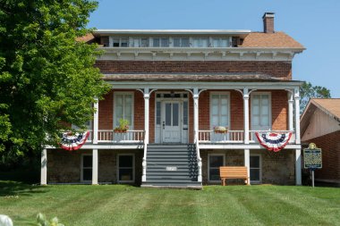 DeKalb, Illinois, ABD - 15 Ağustos 2023 - Glidden Evi ve Çiftliği. Dikenli tellerin ilk gelişim merkezi