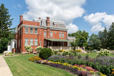 Dekalb, Illinois, ABD - 15 Ağustos 2023 - Ellwood House tarihi mekanı, dikenli tellerin erken gelişim merkezi, güzel bir yaz gününde.