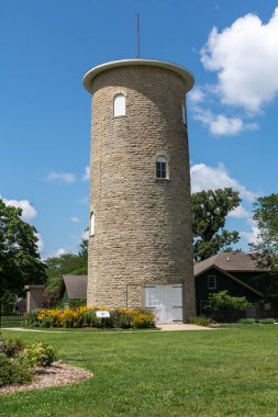 Dekalb, Illinois, ABD - 15 Ağustos 2023 - Ellwood House tarihi mekanı, dikenli tellerin erken gelişim merkezi, güzel bir yaz gününde.