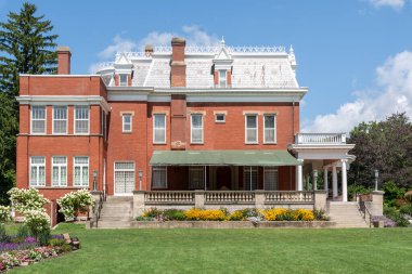 Dekalb, Illinois, ABD - 15 Ağustos 2023 - Ellwood House tarihi mekanı, dikenli tellerin erken gelişim merkezi, güzel bir yaz gününde.