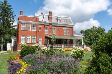 Dekalb, Illinois, ABD - 15 Ağustos 2023 - Ellwood House tarihi mekanı, dikenli tellerin erken gelişim merkezi, güzel bir yaz gününde.