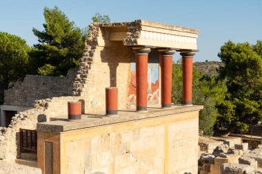 Knossos, Heraklion, Girit, Yunanistan - 21 Eylül 2023 - Knossos Sarayı 'nın batı kalesinin yeniden inşa edilmiş kalıntıları.