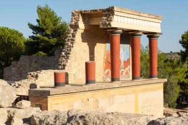 Knossos, Heraklion, Girit, Yunanistan - 21 Eylül 2023 - Knossos Sarayı 'nın batı kalesinin yeniden inşa edilmiş kalıntıları.