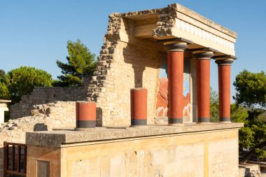 Knossos, Heraklion, Girit, Yunanistan - 21 Eylül 2023 - Knossos Sarayı 'nın batı kalesinin yeniden inşa edilmiş kalıntıları.