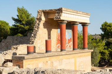 Knossos, Heraklion, Girit, Yunanistan - 21 Eylül 2023 - Knossos Sarayı 'nın batı kalesinin yeniden inşa edilmiş kalıntıları.