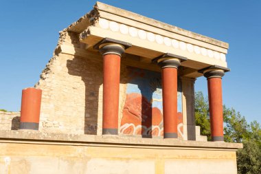 Knossos, Heraklion, Girit, Yunanistan - 21 Eylül 2023 - Knossos Sarayı 'nın batı kalesinin yeniden inşa edilmiş kalıntıları.