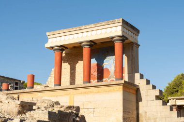 Knossos, Heraklion, Girit, Yunanistan - 21 Eylül 2023 - Knossos Sarayı 'nın batı kalesinin yeniden inşa edilmiş kalıntıları.