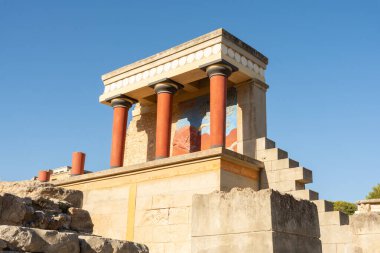 Knossos, Heraklion, Girit, Yunanistan - 21 Eylül 2023 - Knossos Sarayı 'nın batı kalesinin yeniden inşa edilmiş kalıntıları.