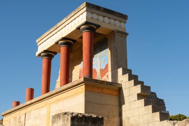 Knossos, Heraklion, Girit, Yunanistan - 21 Eylül 2023 - Knossos Sarayı 'nın batı kalesinin yeniden inşa edilmiş kalıntıları.