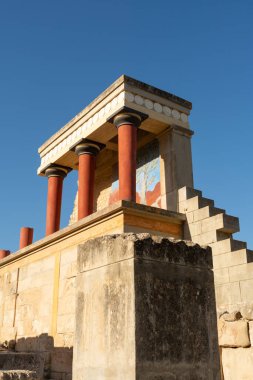 Knossos, Heraklion, Girit, Yunanistan - 21 Eylül 2023 - Knossos Sarayı 'nın batı kalesinin yeniden inşa edilmiş kalıntıları.